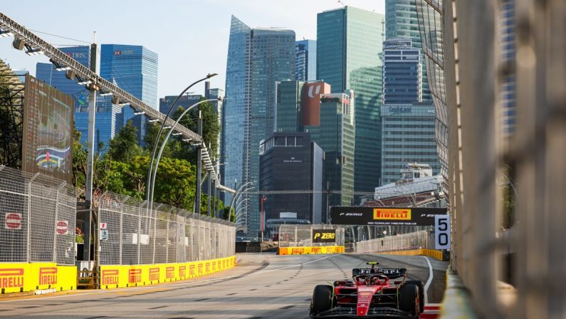 Venerdì rosso a Singapore, Ferrari in testa nelle libere