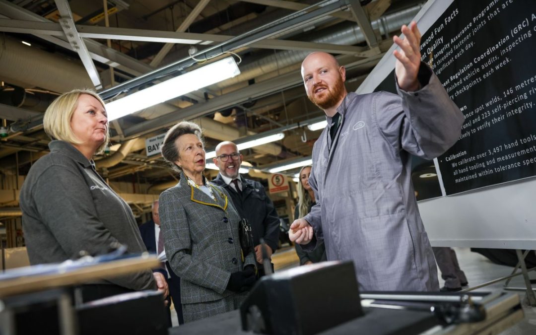 La Principessa Anna visita lo stabilimento JLR di Halewood