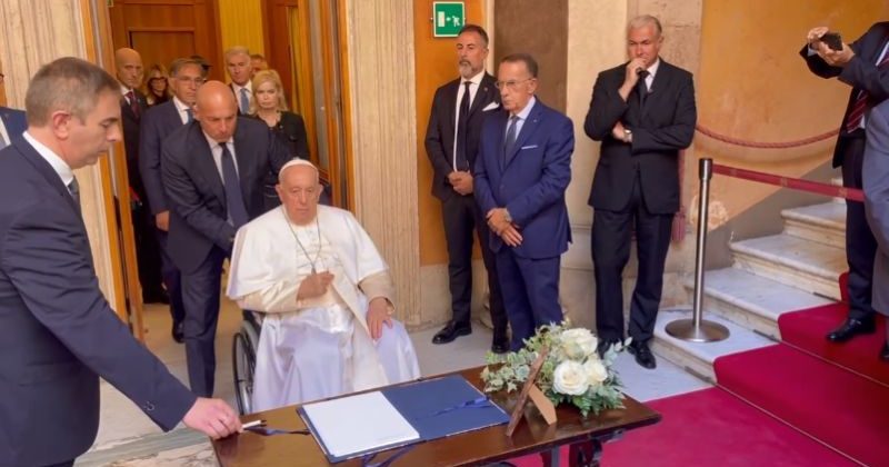 Addio a Napolitano, Papa Francesco a sorpresa alla camera ardente