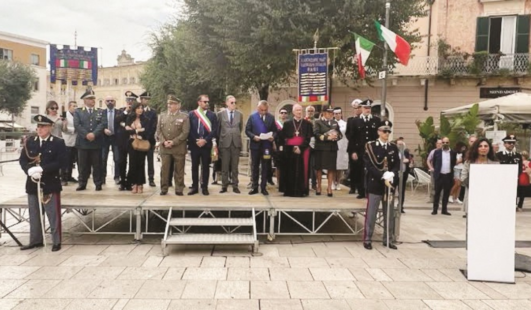 Il palco senza esponenti della Regione