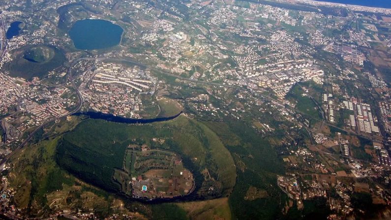 Campi Flegrei, rimane l'allerta gialla. "È la natura che comanda"