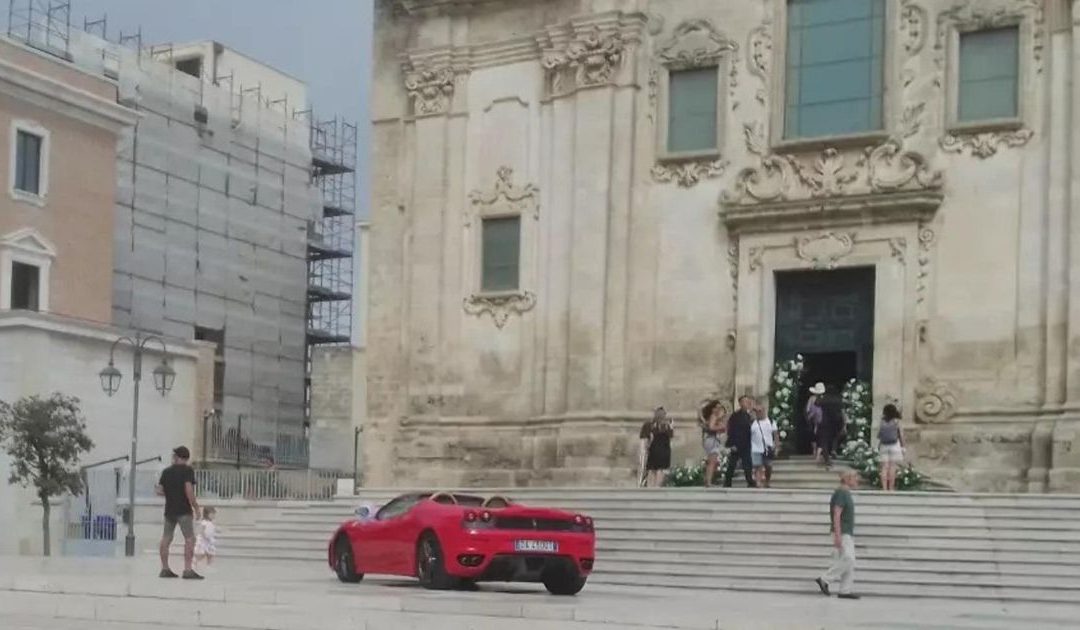 La Ferrari sul sagrato della chiesa di San Francesco d’Assisi