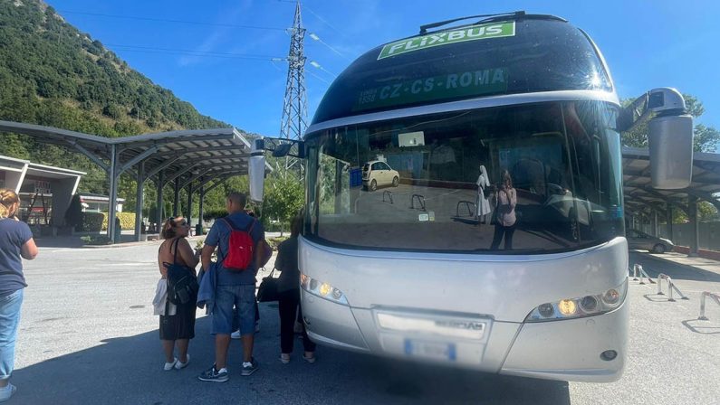 Si rompe il motore del Flixbus oltre due ore sotto il sole per 40 passeggeri