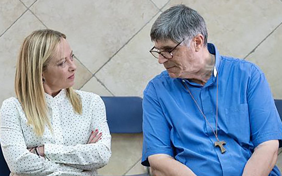 Giorgia Meloni con don Maurizio Patriciello a Caivano