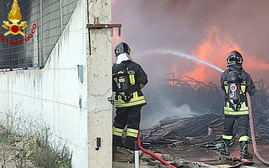 L'incendio nella discarica di San Mauro Marchesato