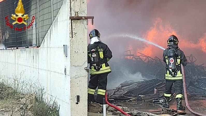 Incendio in una discarica in provincia di Crotone