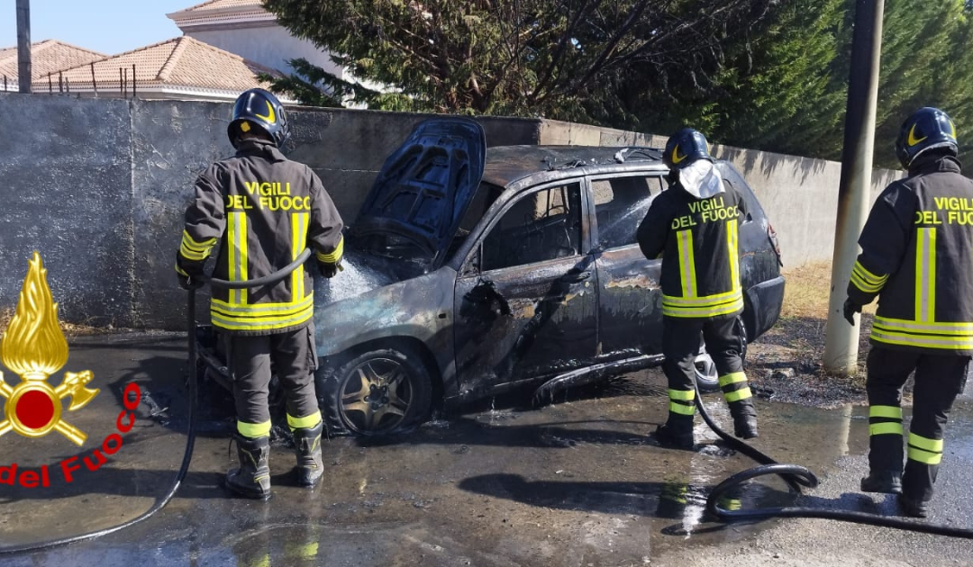 Suv si schianta contro un muro e va a fuoco a Cirò Marina, feriti 4 passeggeri