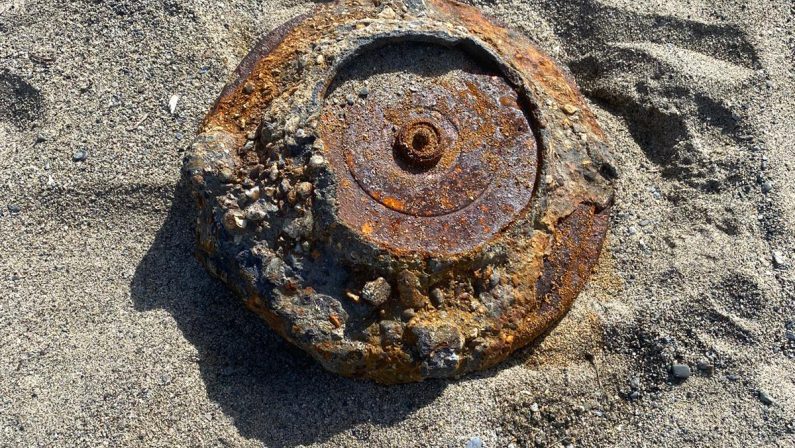 Una mina sulla spiaggia di Lamezia Terme