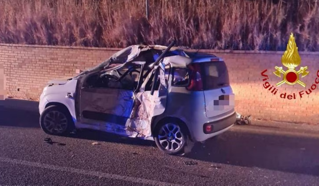 L’auto guidata dal 17enne, finita contro un albero