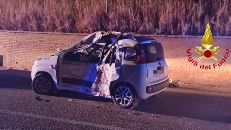 17enne alla guida si schianta contro un albero, lutto cittadino a Pisticci