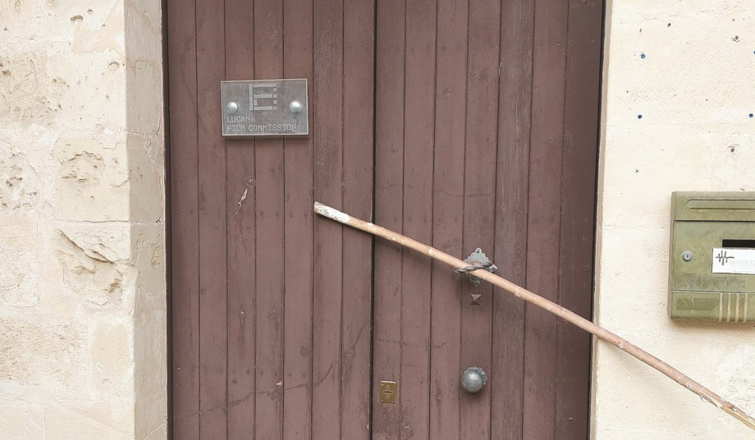 La sede della Lucana Film Commission nei Sassi, chiusa con un bastone