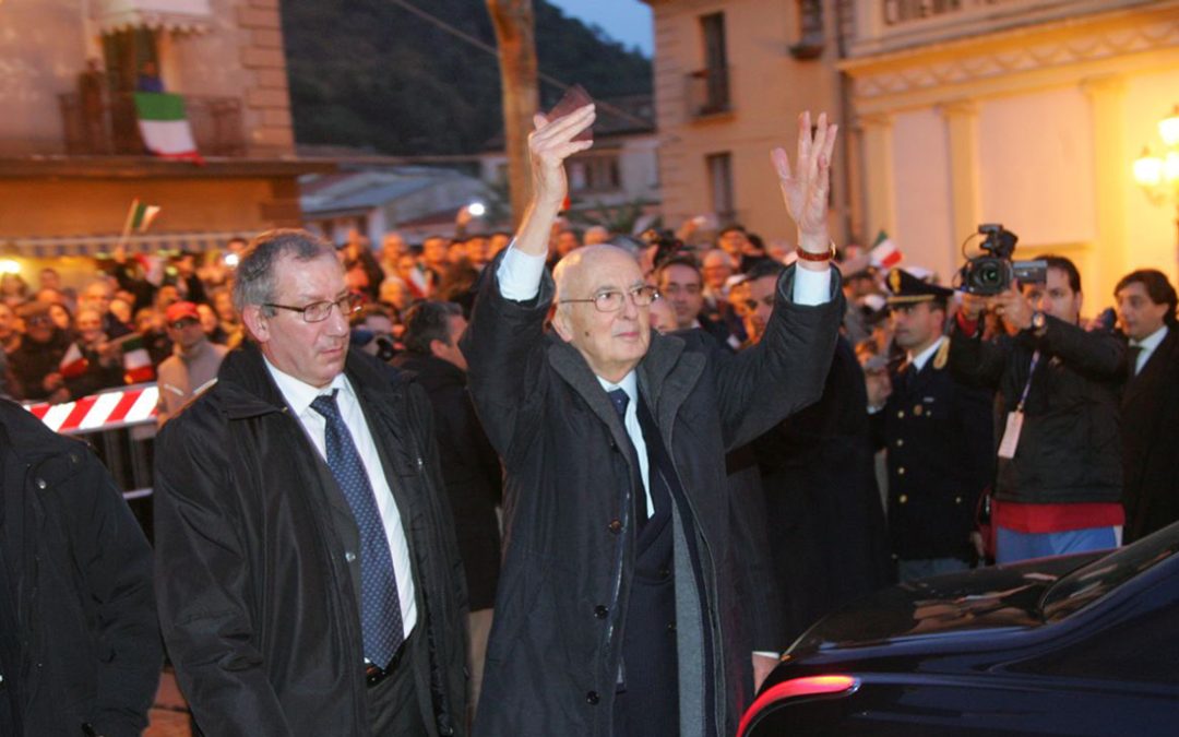 Giorgio Napolitano risponde al saluto della gente, a Lamezia, nel 2009
