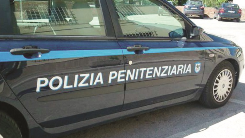 Potenza, detenuto in permesso premio torna in carcere con droga nel retto