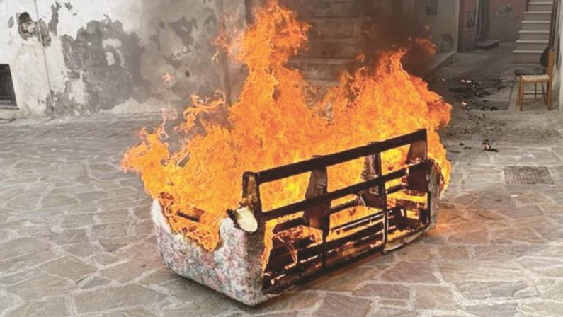 Si incendia il divano, a Senise donna salvata dai carabinieri