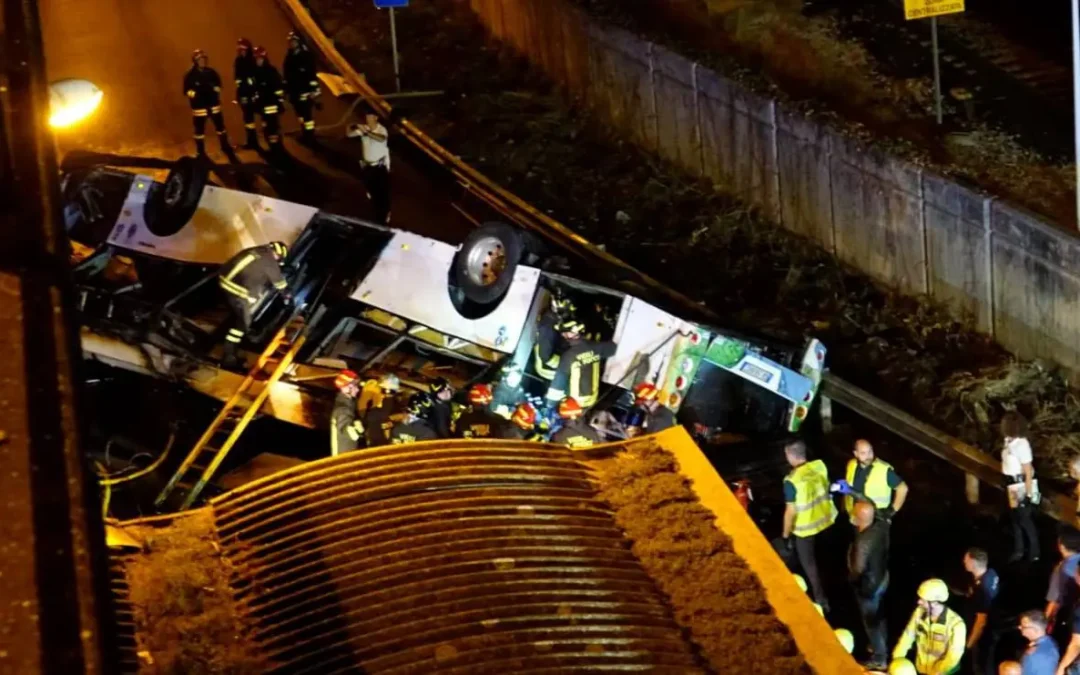 Pullman precipita dal cavalcavia a Mestre, 21 morti. Rimosso il bus