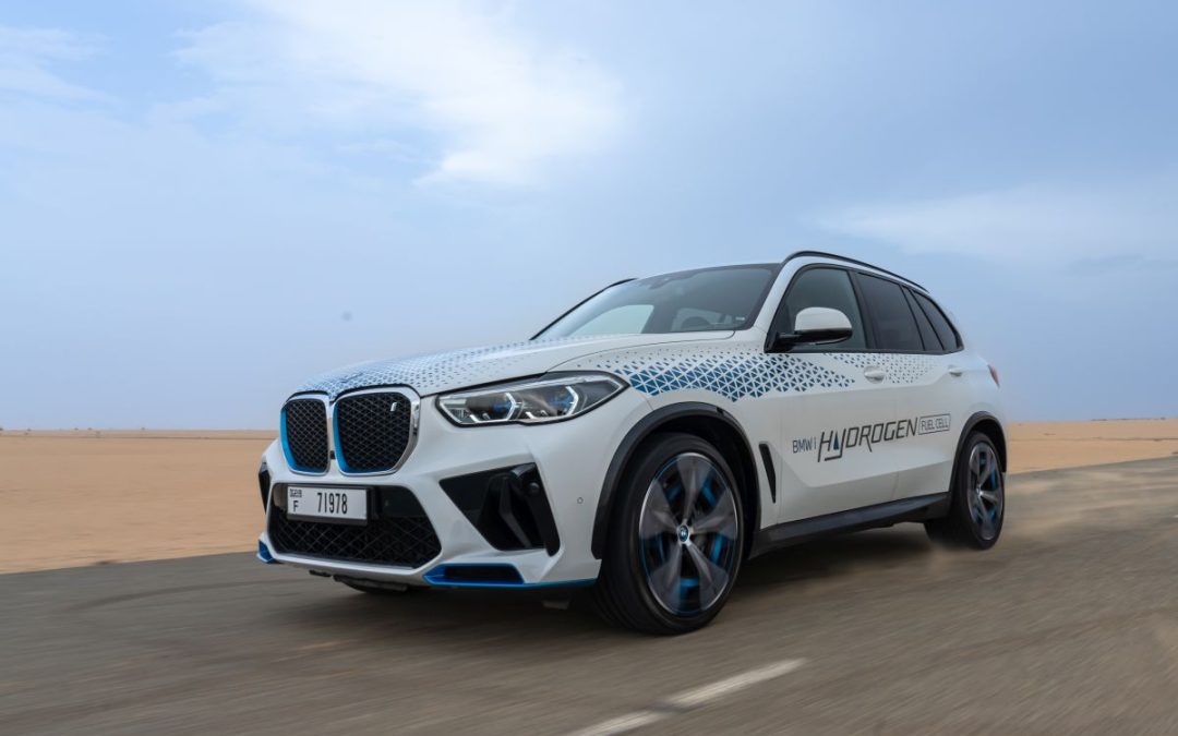 La BMW iX5 Hydrogen testata nel deserto