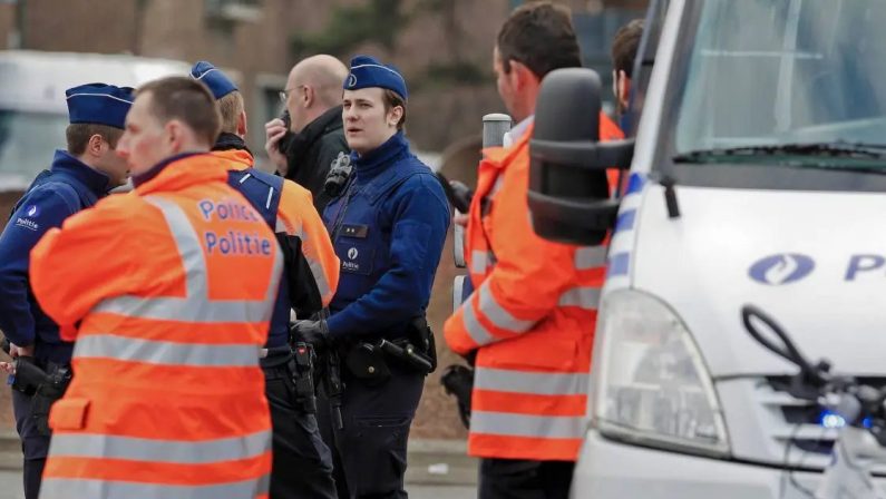 Attentato Bruxelles, morto sospetto attentatore. Due persone ricercate
