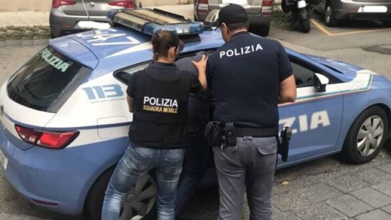 Rapinarono un furgone lasciando in auto i figli piccoli