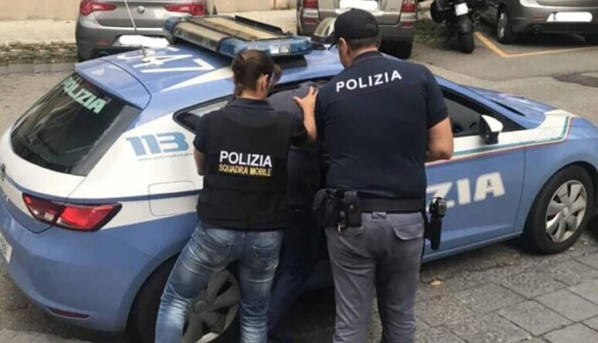 Droga e armi, quattro arresti a Bari tra il clan Capriati