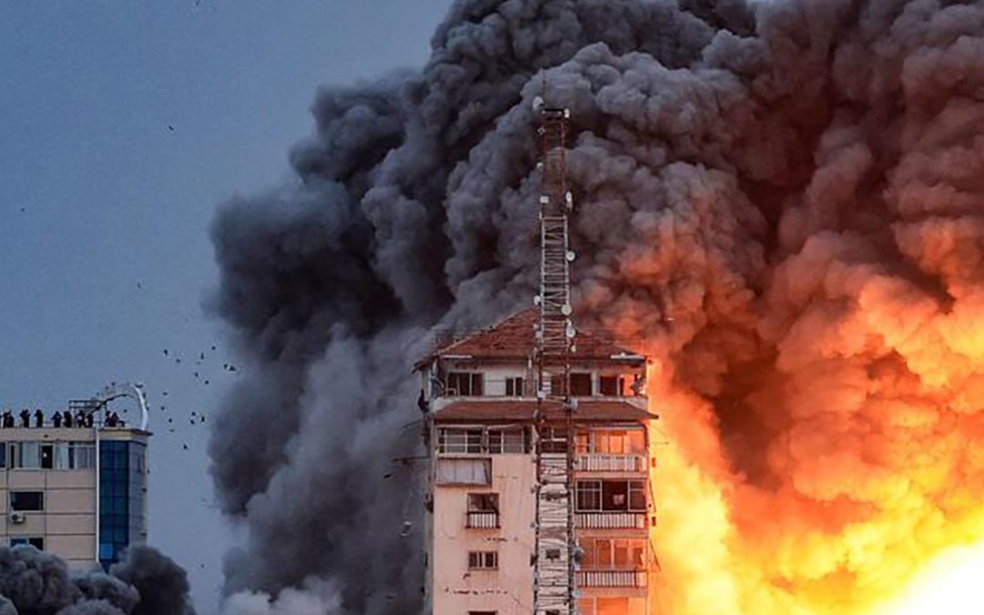 Un palazzo in fiamme a Tel Aviv