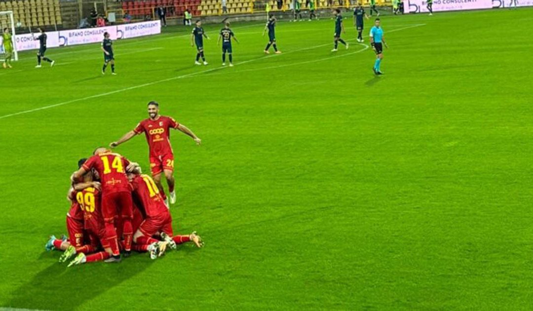 I giocatori del Catanzaro festeggiano la vittoria