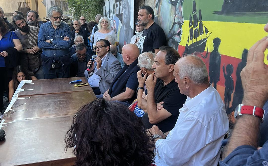 La festa in piazza a Riace per Mimmo Lucano