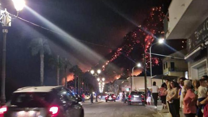 Vasto incendio nel Reggino, a Bagnara evacuate diverse abitazioni