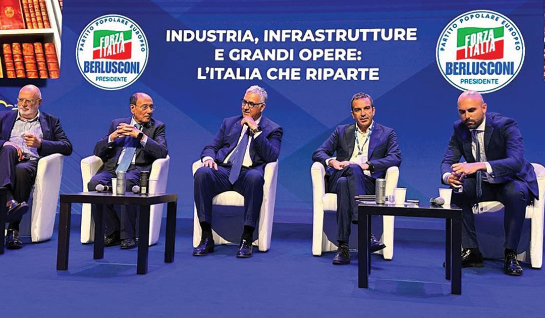 Roberto Occhiuto (il secondo da destra) alla convention di Paestum