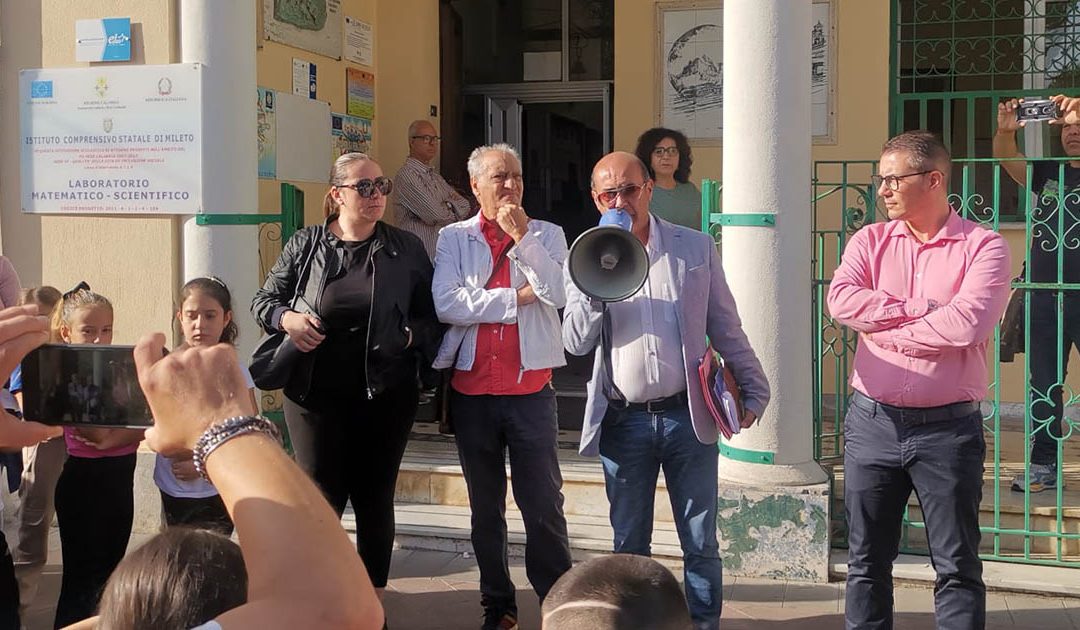 Il sindaco Giordano mentre parla agli studenti durante il primo giorno di protesta