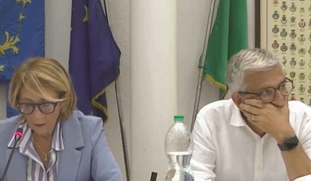 Il sindaco Albano ieri in Consiglio con la segretaria generale al momento dell’appello