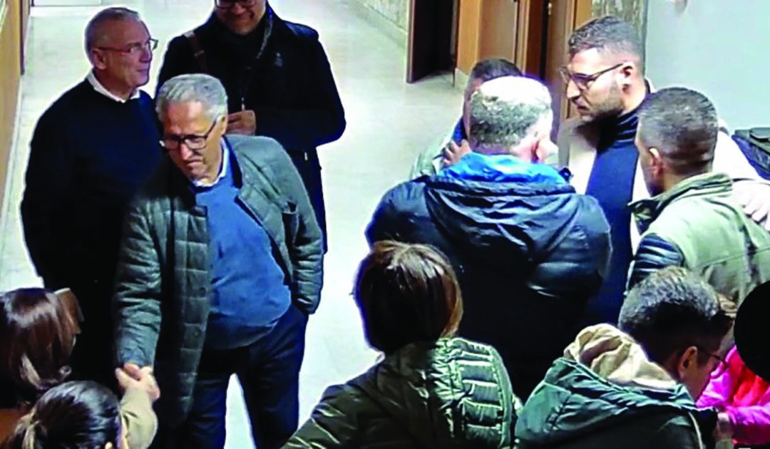 La stretta di mano dopo la proclamazione tra la sindaca Vittimberga e Mario Esposito