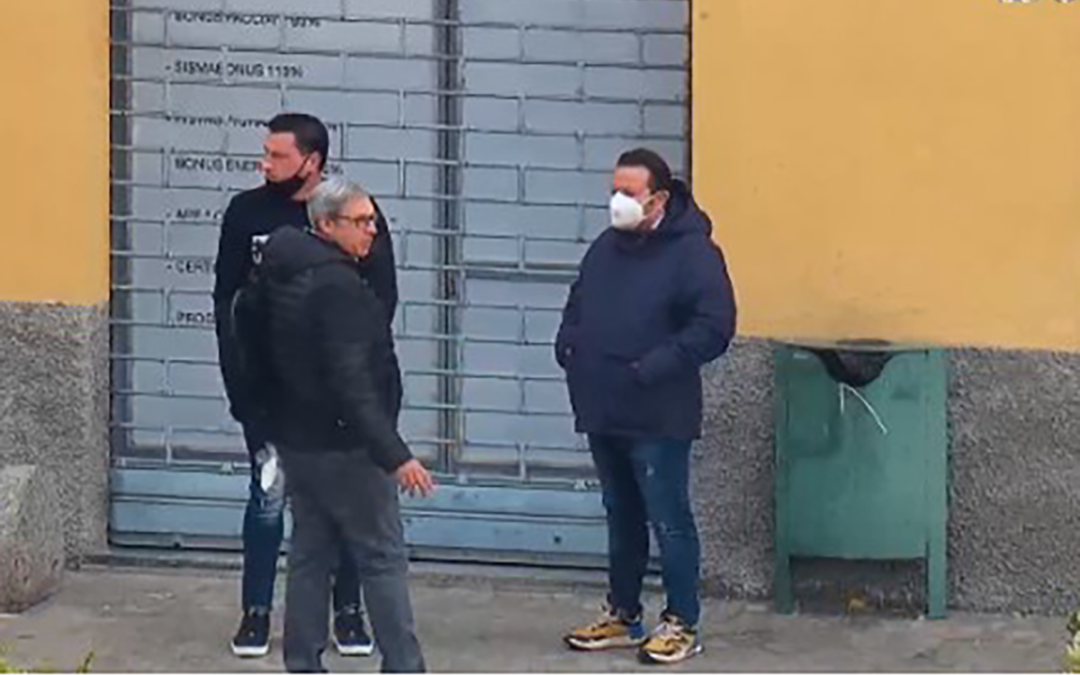Massimo Rosi (di spalle mentre fuma) durante un incontro con i suoi uomini