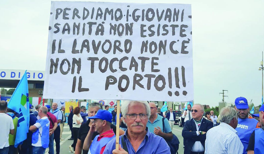 Un cartello esposto durante la manifestazione in difesa del porto di Gioia Tauro