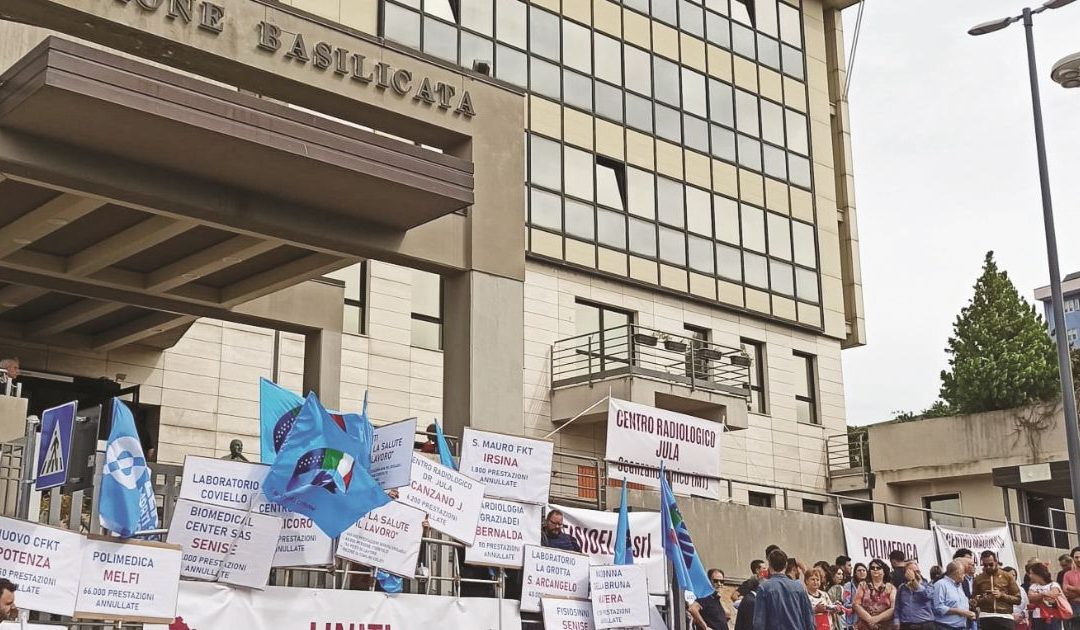 Una protesta degli operatori della sanità privata davanti alla Regione