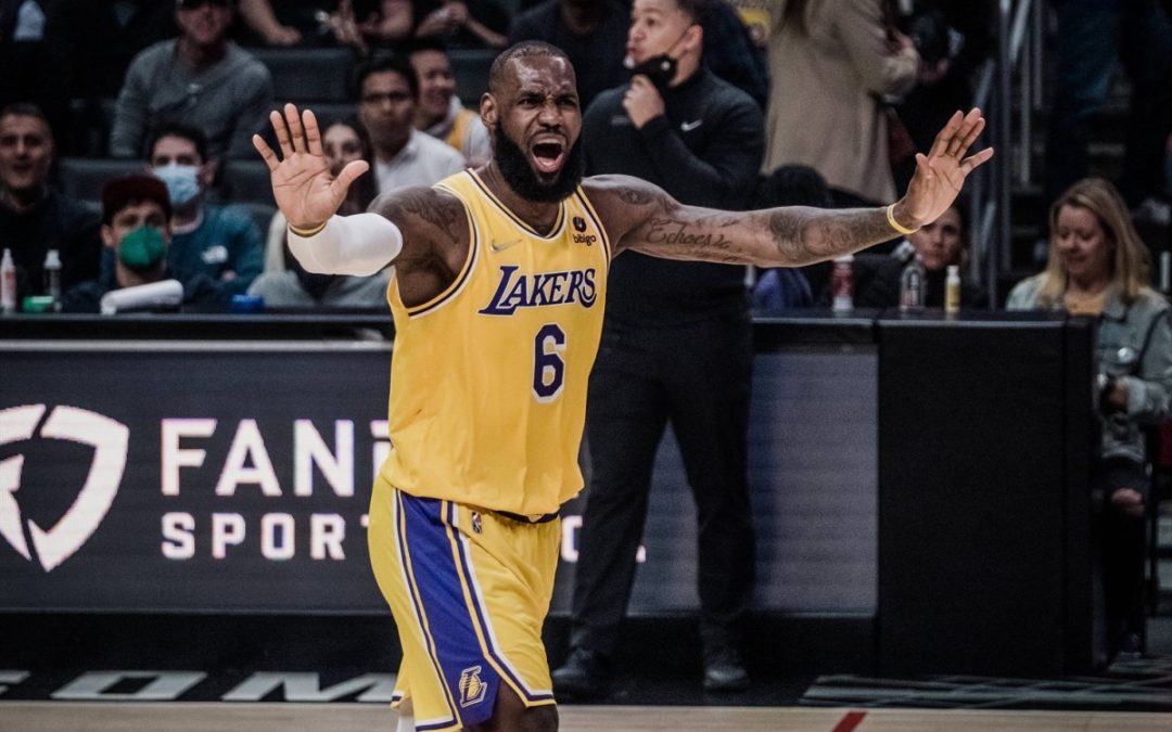 Ai Lakers il derby di Los Angeles, Denver al primo ko