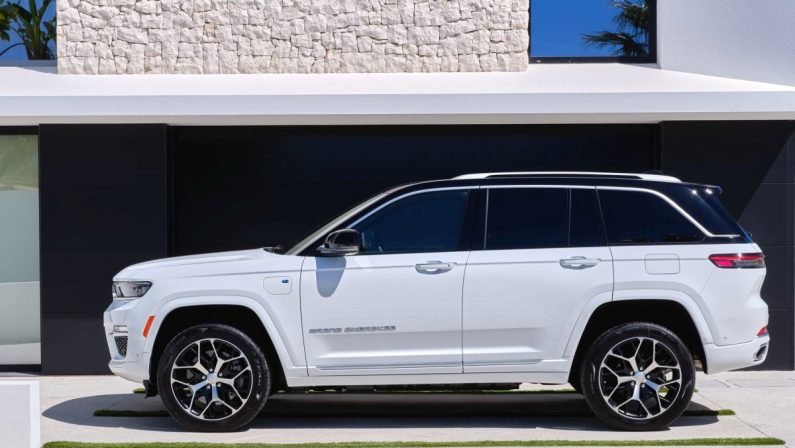 Jeep Grand Cherokee 4xe al via della Torino City Marathon