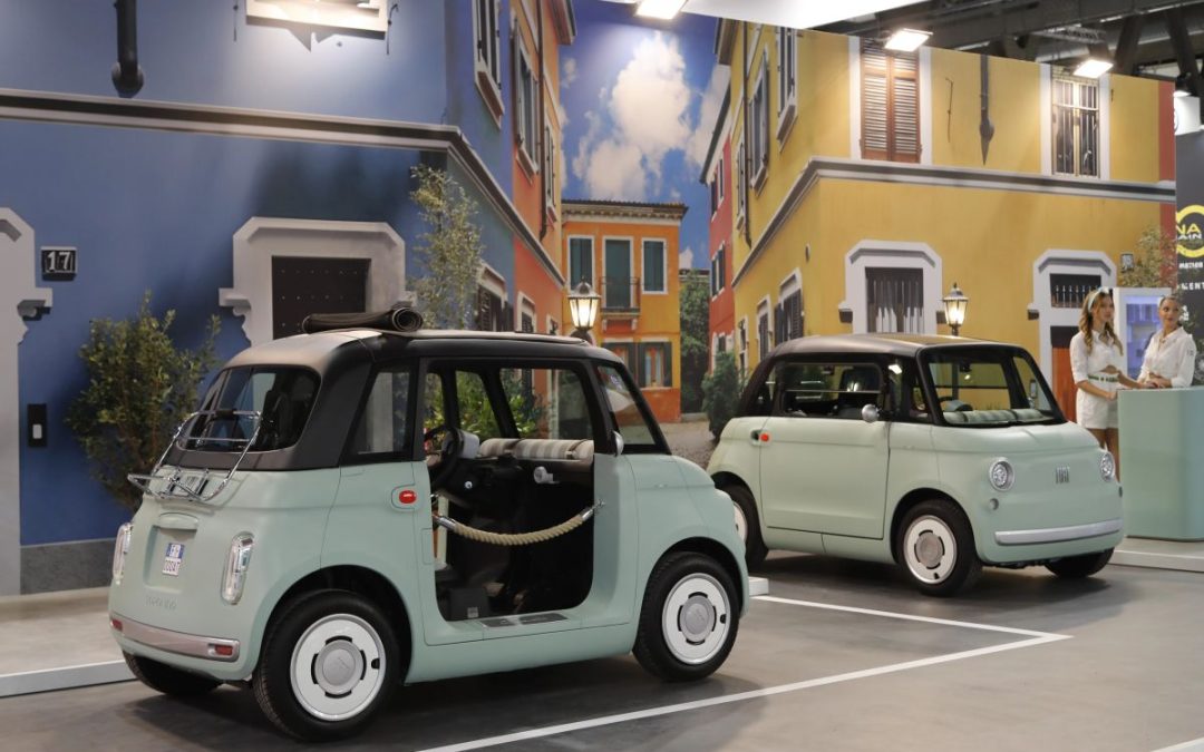 Fiat Topolino elettrizza l’Eicma con un tocco di Dolce Vita