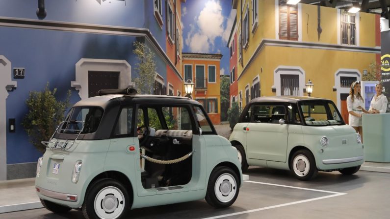 Fiat Topolino elettrizza l’Eicma con un tocco di Dolce Vita