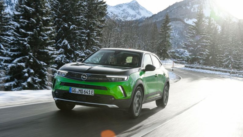 Guida confortevole anche sulla neve con Opel Mokka Electric