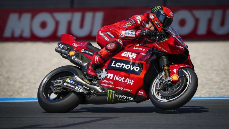 Sfida Bagnaia-Martin prosegue a Sepang, Bezzecchi terzo incomodo
