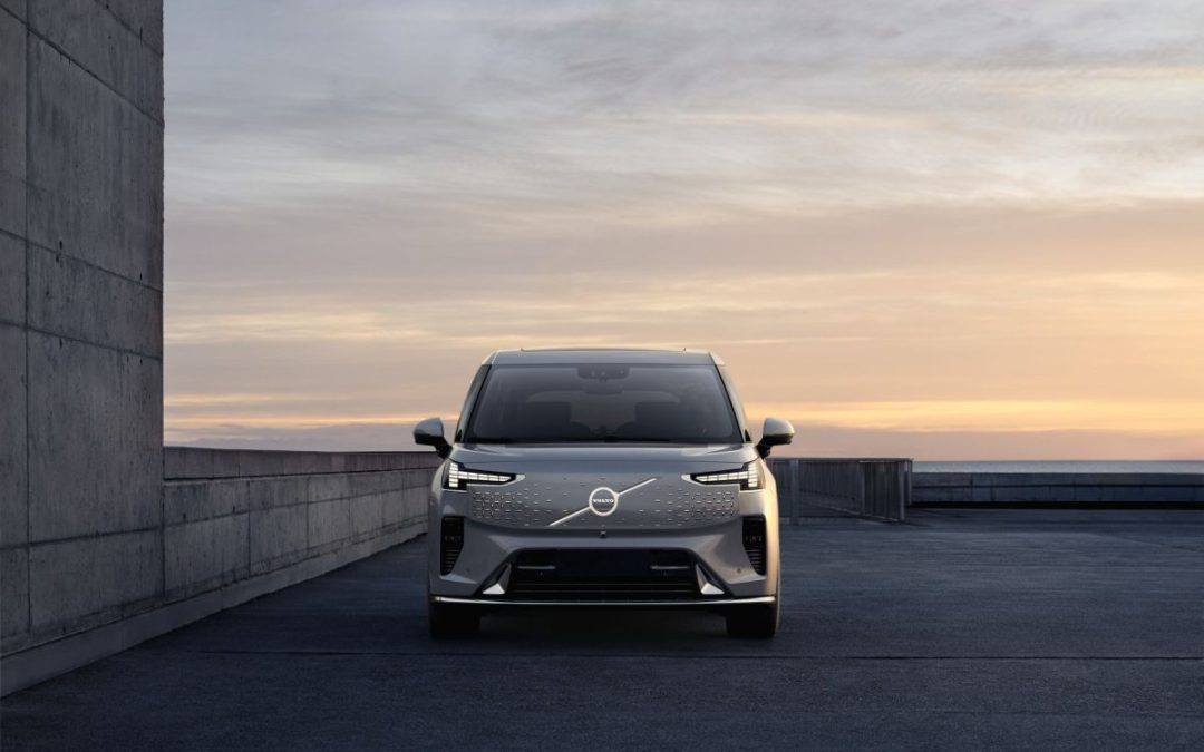 Volvo EM90 monovolume premium a trazione completamente elettrica