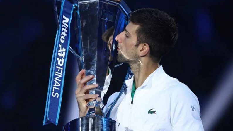 Tennis, alle Atp Finals Sinner non si ripete, trionfa Djokovic