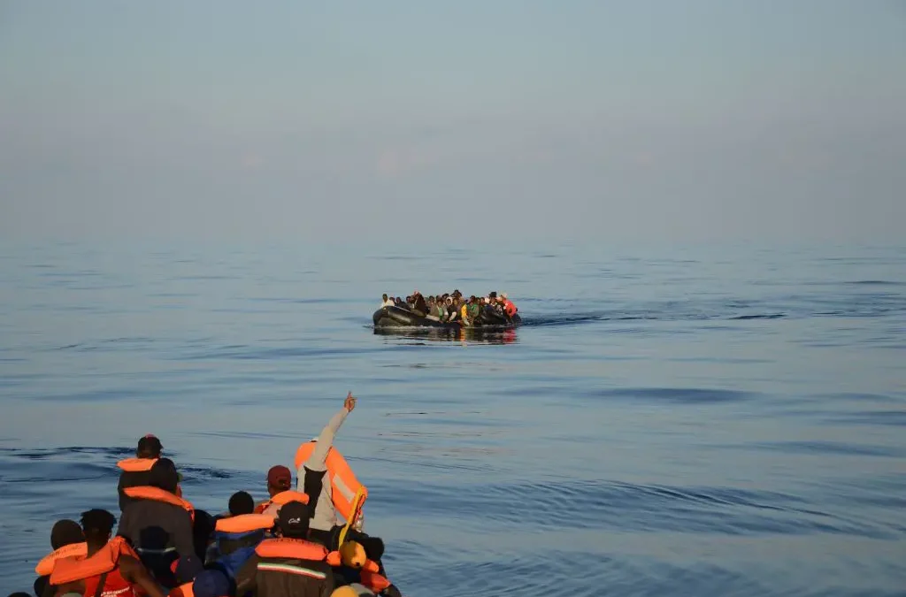 Lampedusa, notte di sbarchi. 900 migranti all’hotspot. Almeno 8 dispersi