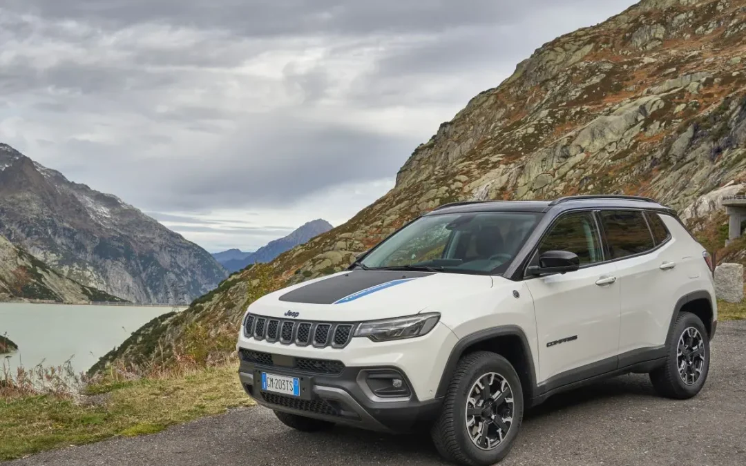 Jeep Compass 4xe pronta per la stagione di sci alpinismo nel Vallese