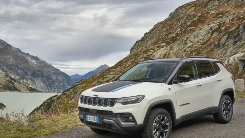 Jeep Compass 4xe pronta per la stagione di sci alpinismo nel Vallese