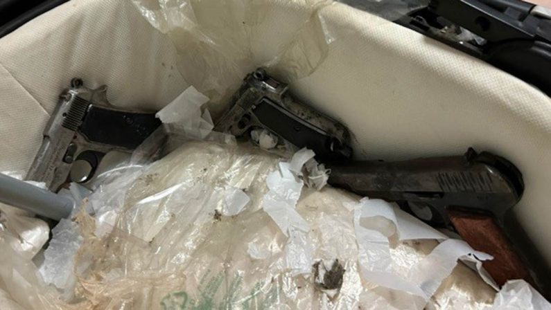 Armi nascoste in un passeggino e droga di vario tipo, due arresti a Crotone