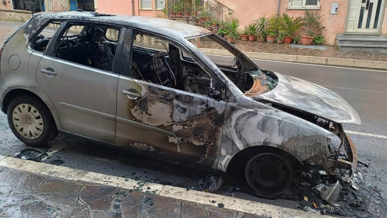 In fiamme auto di un giornalista a Cassano, indagini dei carabinieri