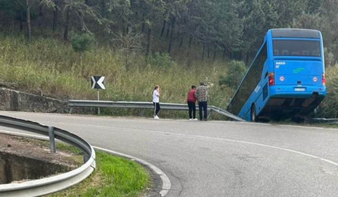 L'autobus finito fuori strada