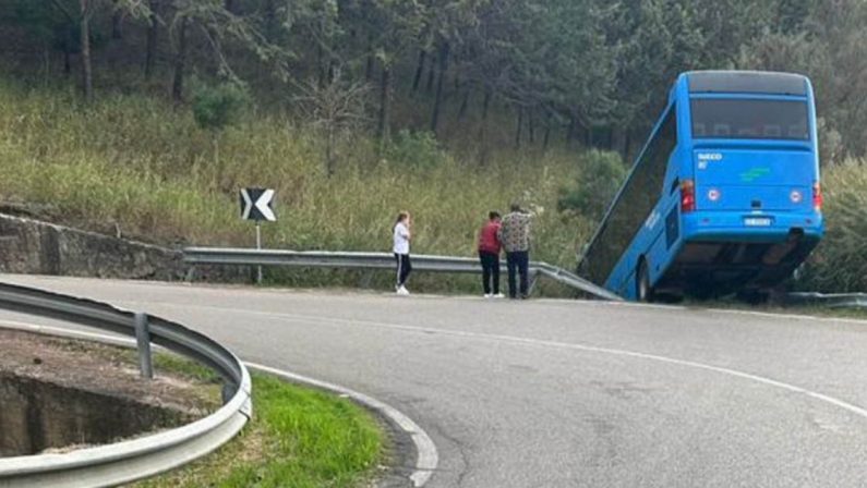 Matera, autobus finisce fuori strada