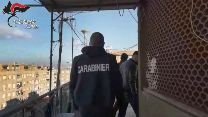 Camorra, blitz nella piazza di spaccio di droga di Brusciano: 35 arresti